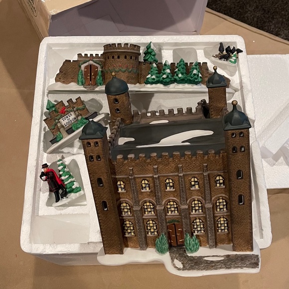 Dickens' Village Tower of London - Limited To Year Production - Picture 3 of 6